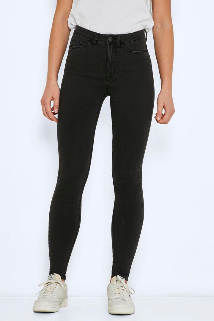 Jean femme skinny taille haute, disponible en bleu classique ou noir, pour un confort et style inégalés.