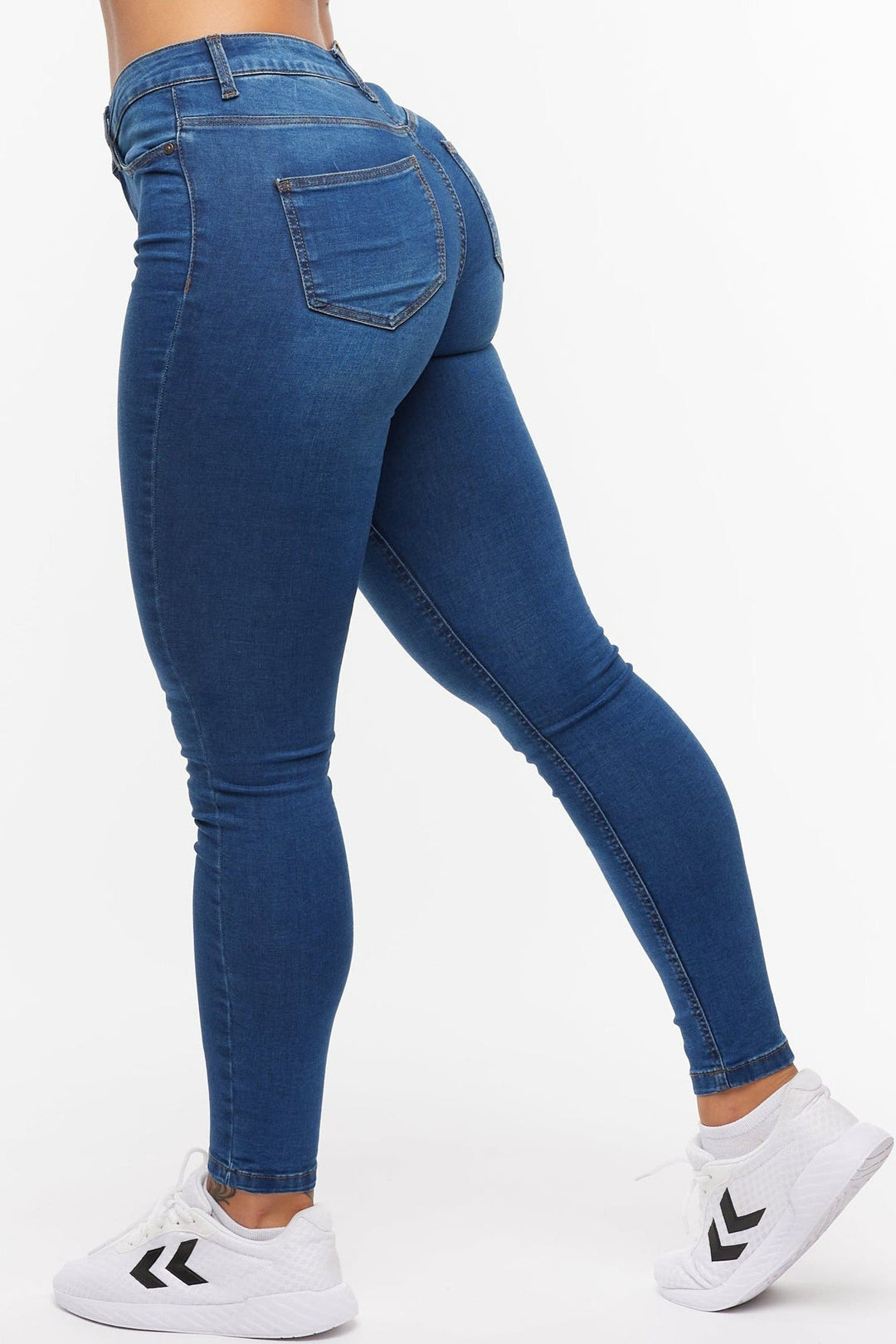 Pantalon jean femme skinny, taille haute, en denim stretch noir pour un look moderne et chic.