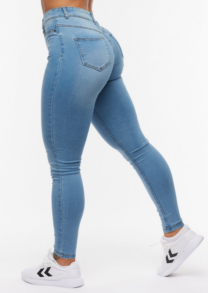 Jean taille haute femme, coupe skinny, denim doux et confortable, idéal pour le quotidien.