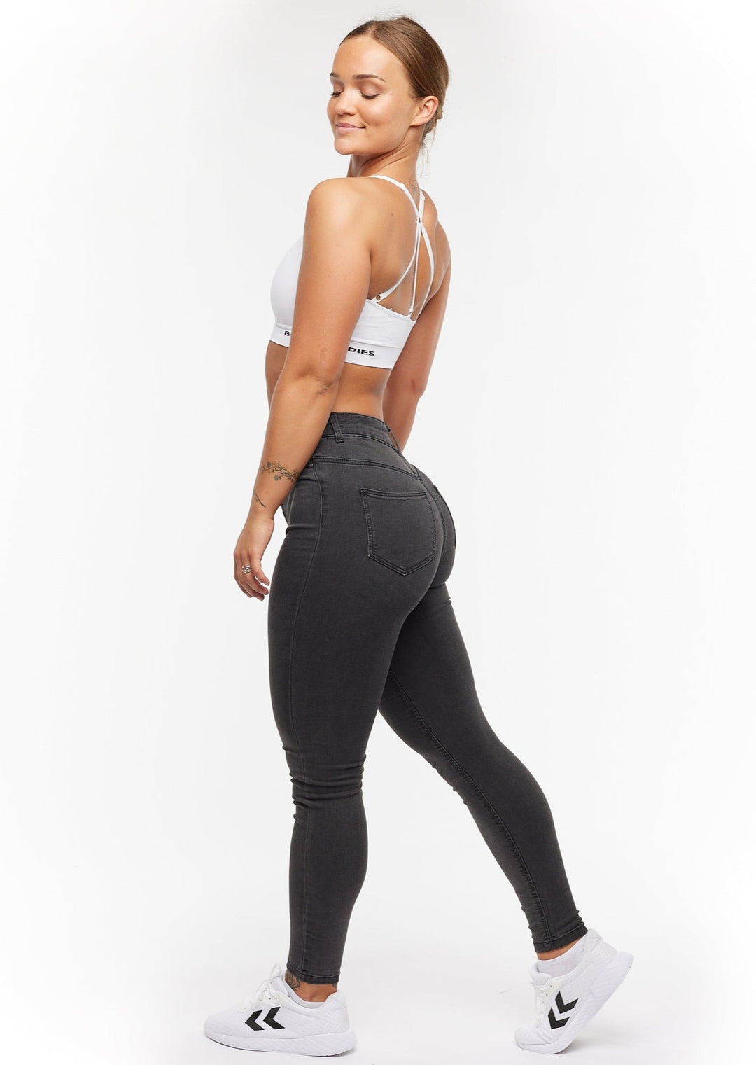 Jean femme skinny noir taille haute, essentiel mode, confort optimal et style raffiné.