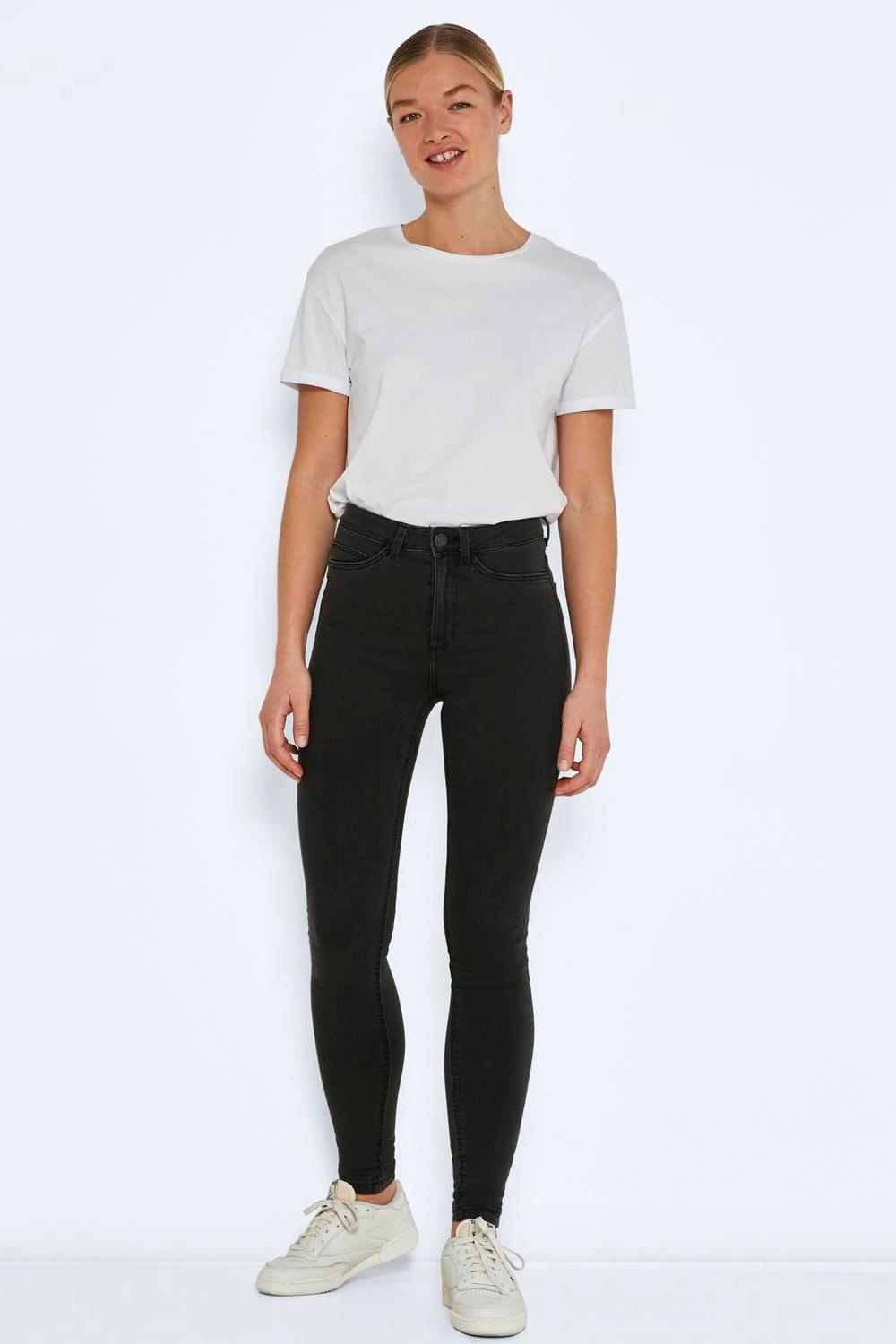 Denim stretch confortable, ce jean skinny taille haute femme épouse les formes avec élégance.
