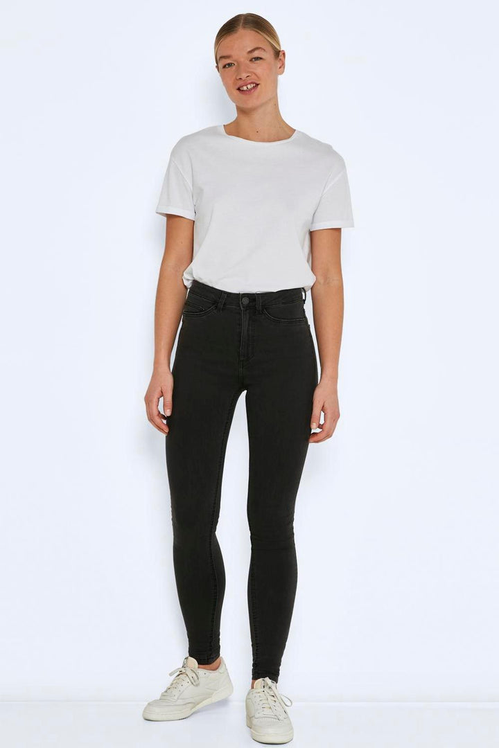 Denim stretch confortable, ce jean skinny taille haute femme épouse les formes avec élégance.