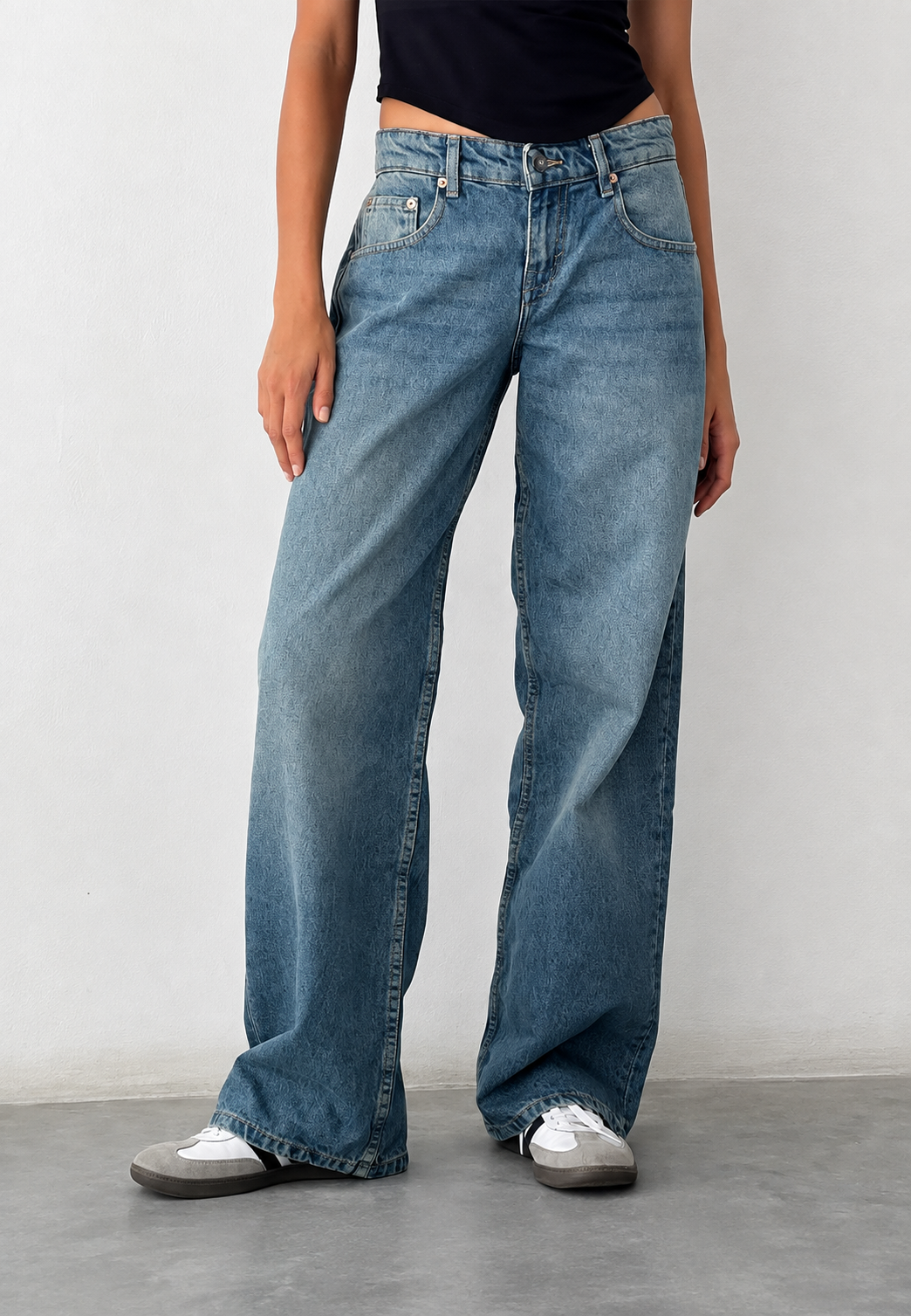 Modèle de jean femme à taille basse et coupe droite, avec un effet délavé stylé, très mode.