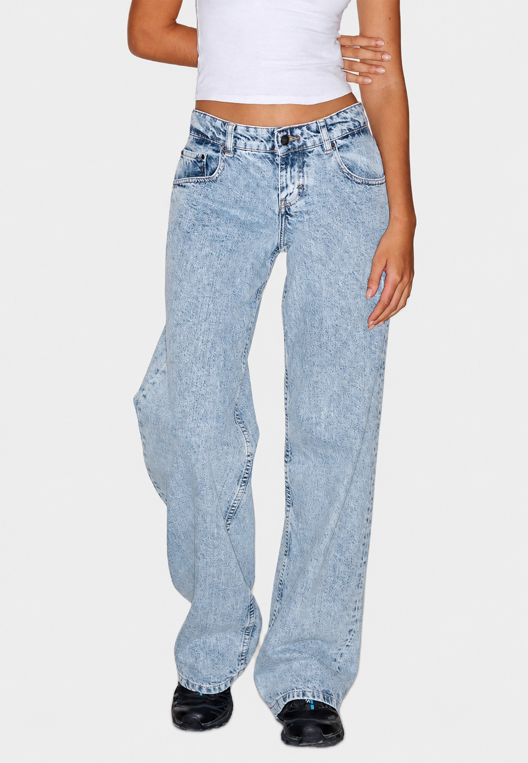 Jean délavé tendance pour femme, coupe droite et taille basse, idéal pour un confort quotidien.