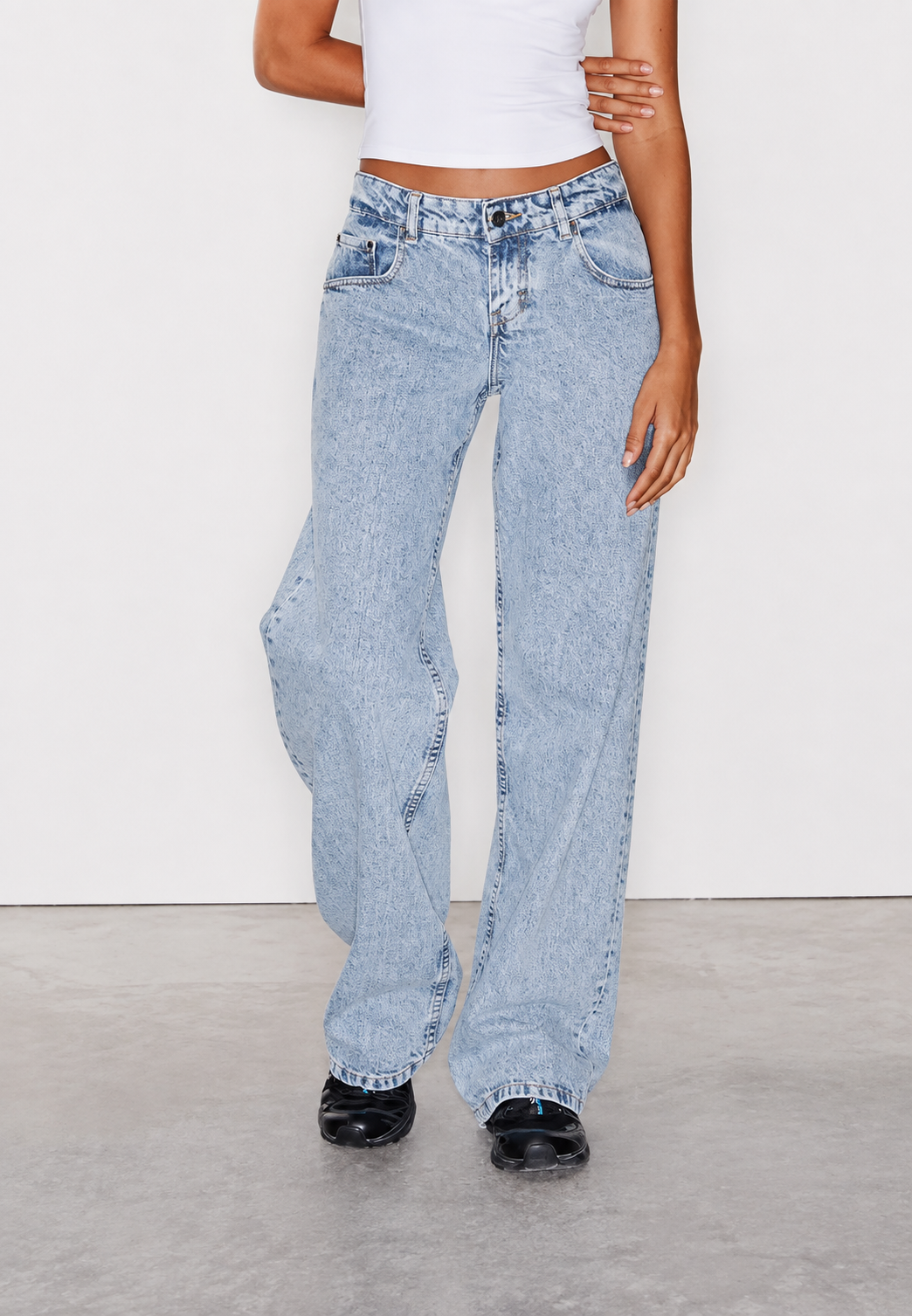 Image d'un jean femme taille basse à coupe droite, couleur délavée, parfait pour l'été et la mode casual.