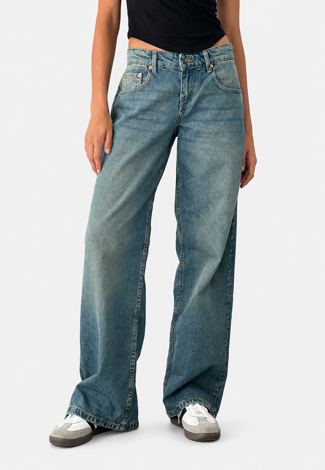 Pantalon femme jean taille basse et coupe droite, coloris délavé, style casual moderne et confortable.