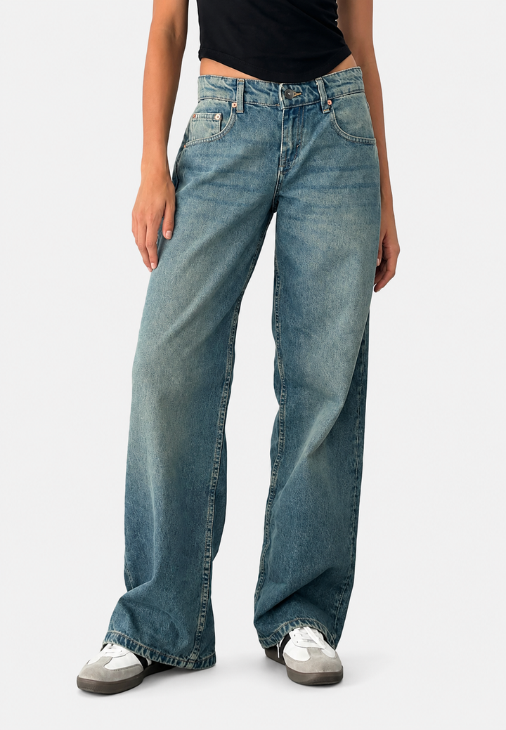 Pantalon femme jean taille basse et coupe droite, coloris délavé, style casual moderne et confortable.