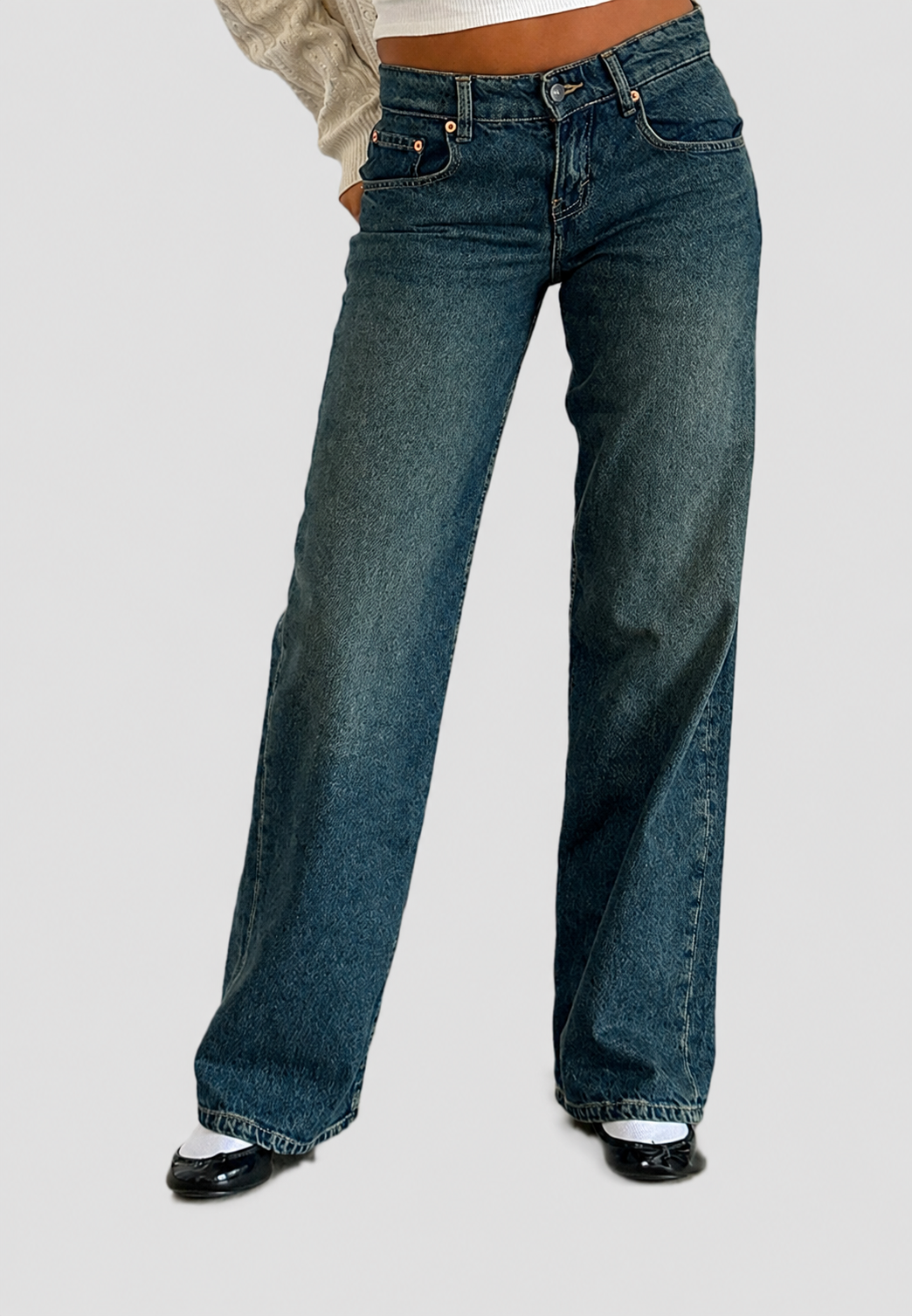 Jean denim femme délavé, taille basse et coupe droite, une pièce tendance pour le dressing estival.