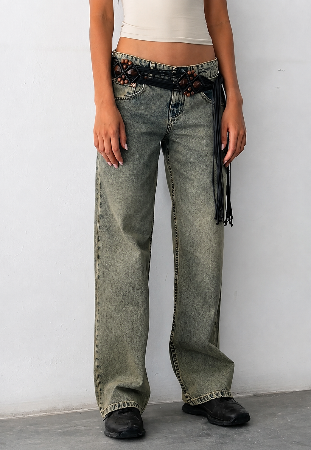 Jean droit femme délavé, taille basse. Un denim tendance et confortable pour toutes les occasions mode.
