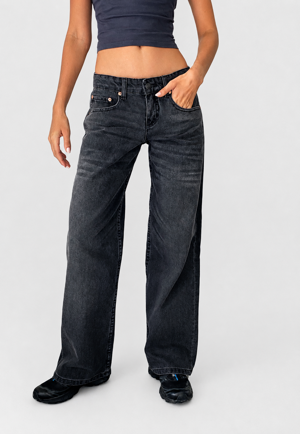 Ce jean femme taille basse, coupe droite délavée, est un essentiel mode, confortable et très tendance.