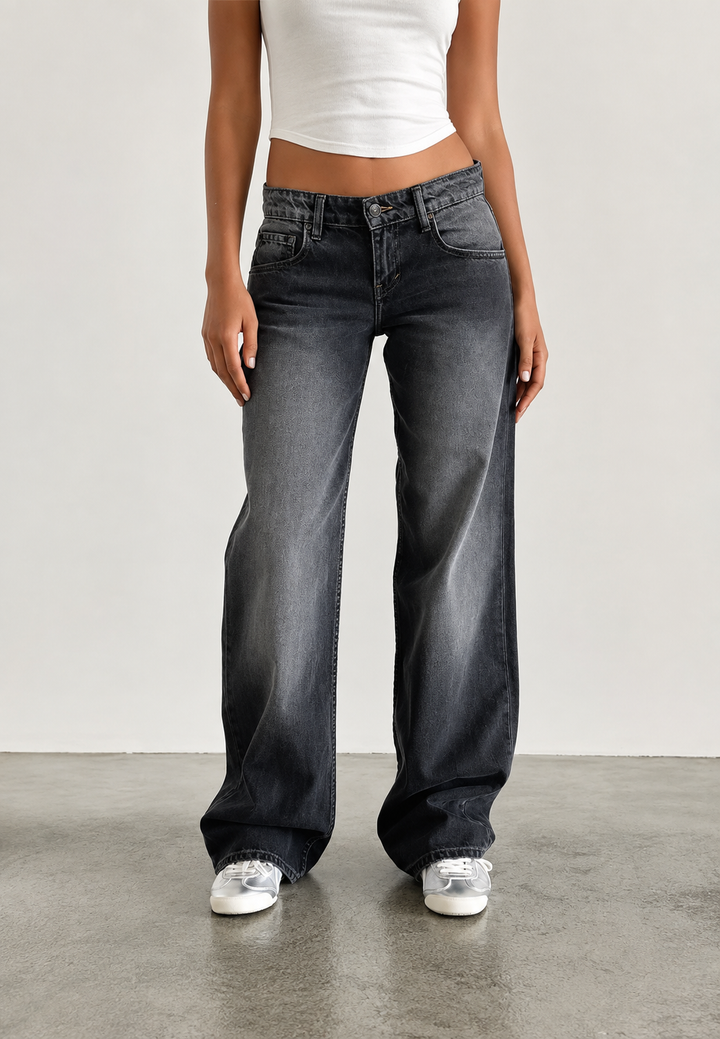 Pantalon jean droit délavé pour femme, taille basse moderne, style denim confortable et tendance.