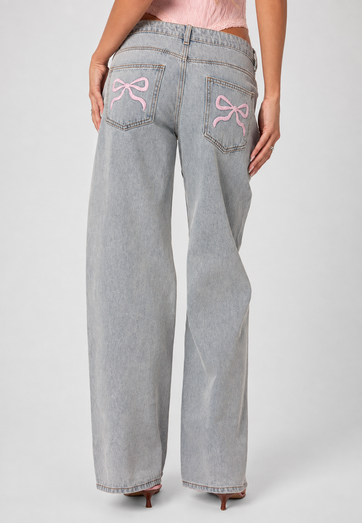 Jean femme noir taille basse, jambe large pour un look rétro élégant. Ce pantalon long est très chic.