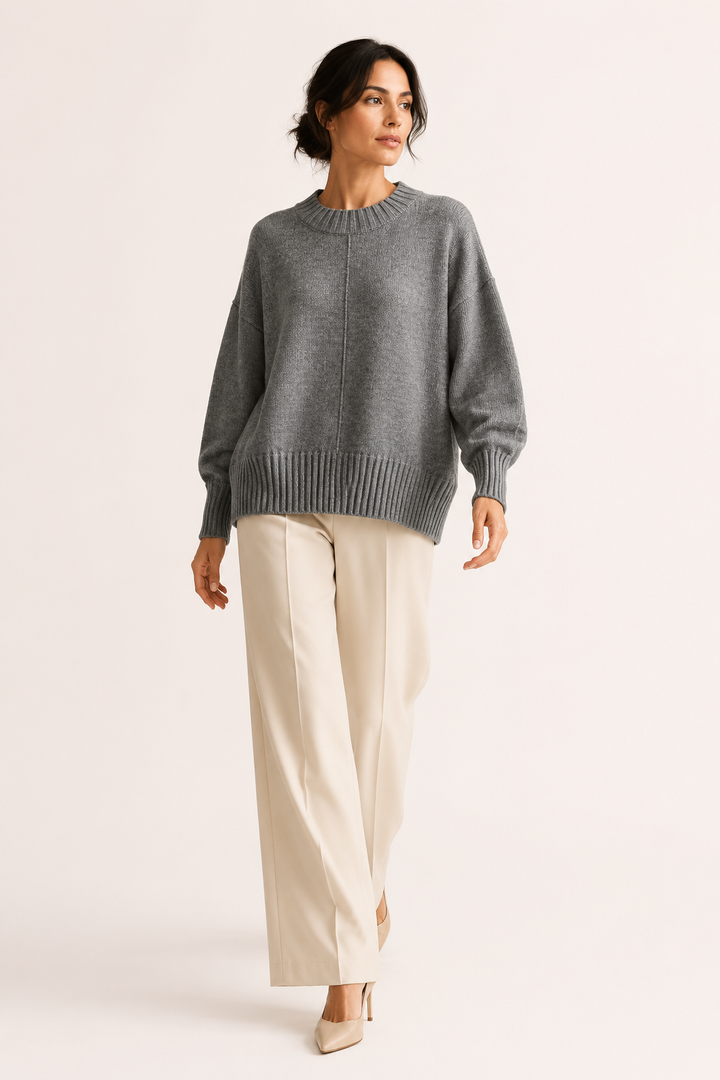 Pull femme moderne avec col montant, coupe oversize et ourlet asymétrique. Style unique pour l'automne.