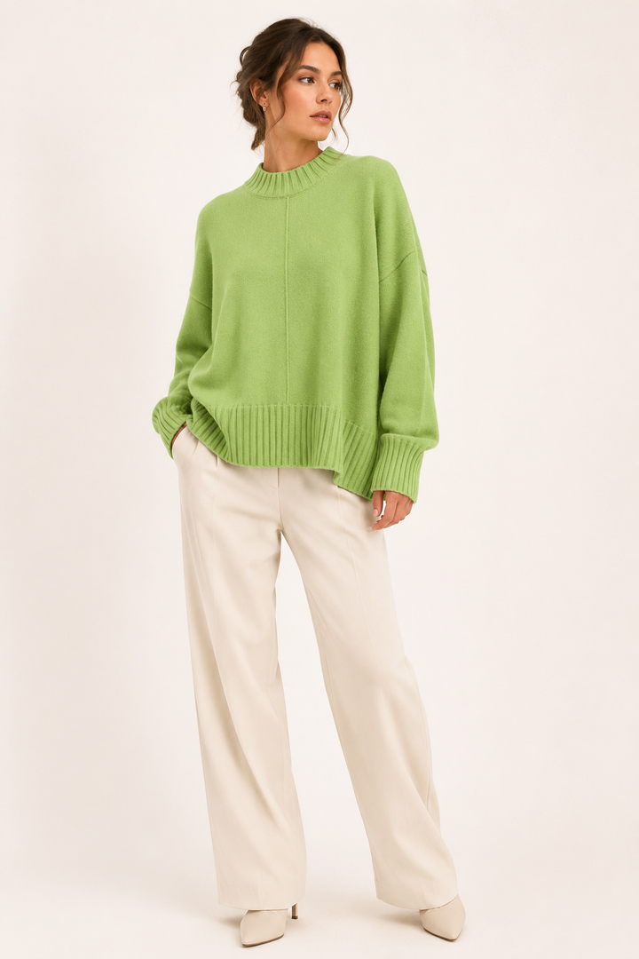 Pull Greta oversize pour femme, col montant et ourlet asymétrique. Confortable et élégant.
