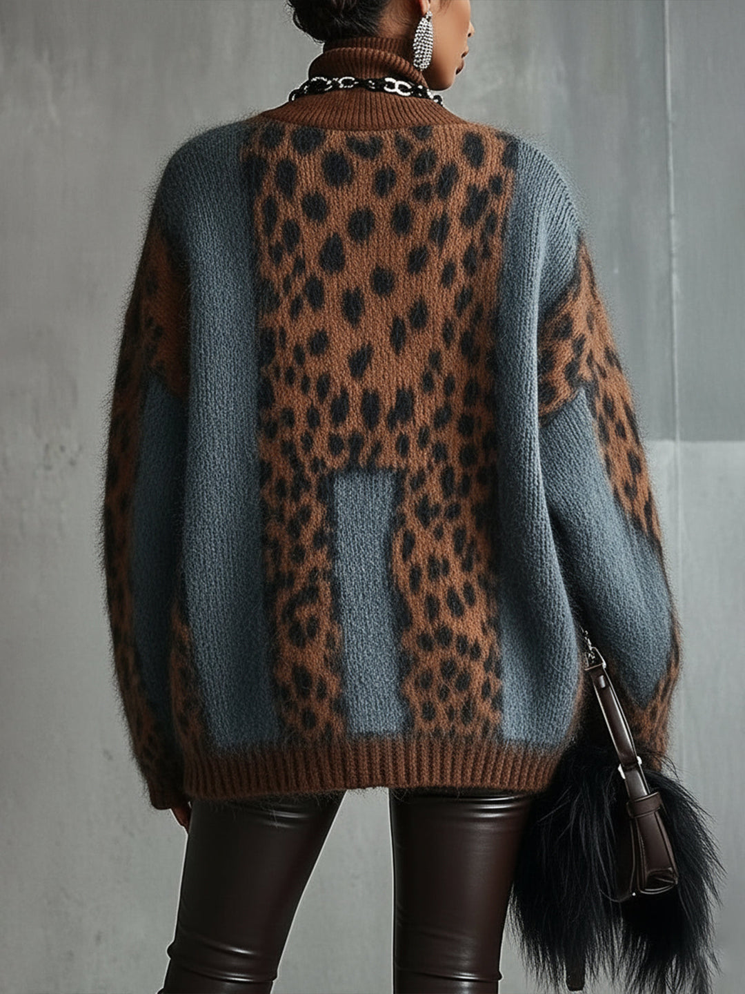 Pull oversize femme motif léopard moderne avec col roulé. Vêtement d'hiver chic, doux et très tendance.