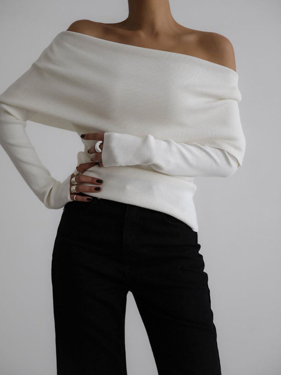 Pull femme confortable à manches longues, épaules dénudées et col bateau, parfait pour la mode automne.