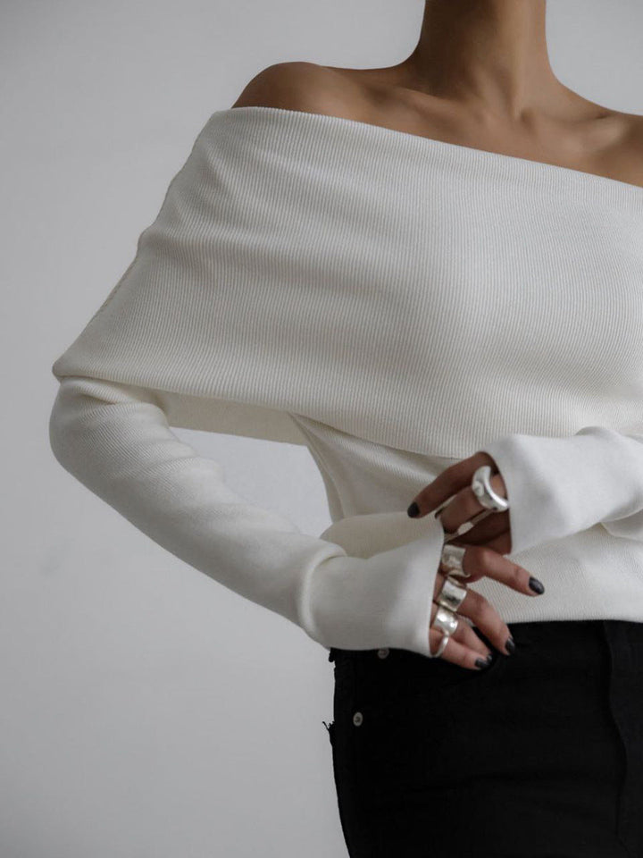 Vêtement femme chic: pull à épaules dénudées, coupe élégante, encolure bateau. Style polyvalent.