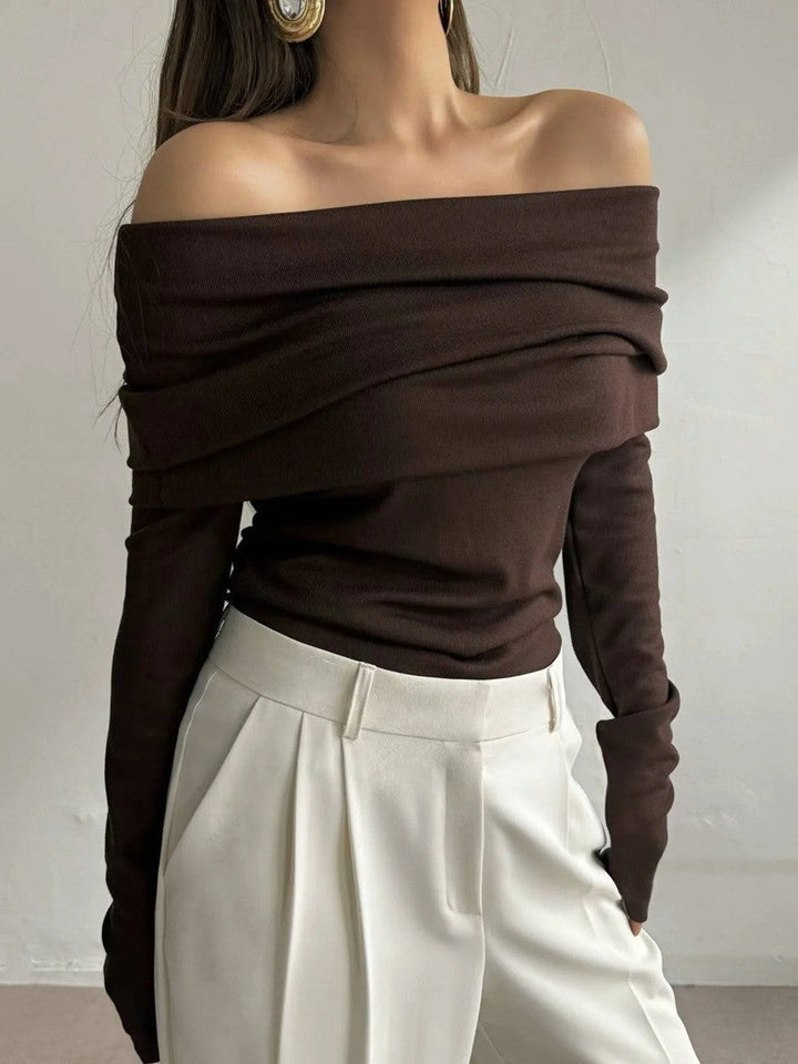 Magnifique pull femme à épaules dénudées, encolure bateau. Un classique élégant pour toute garde-robe.