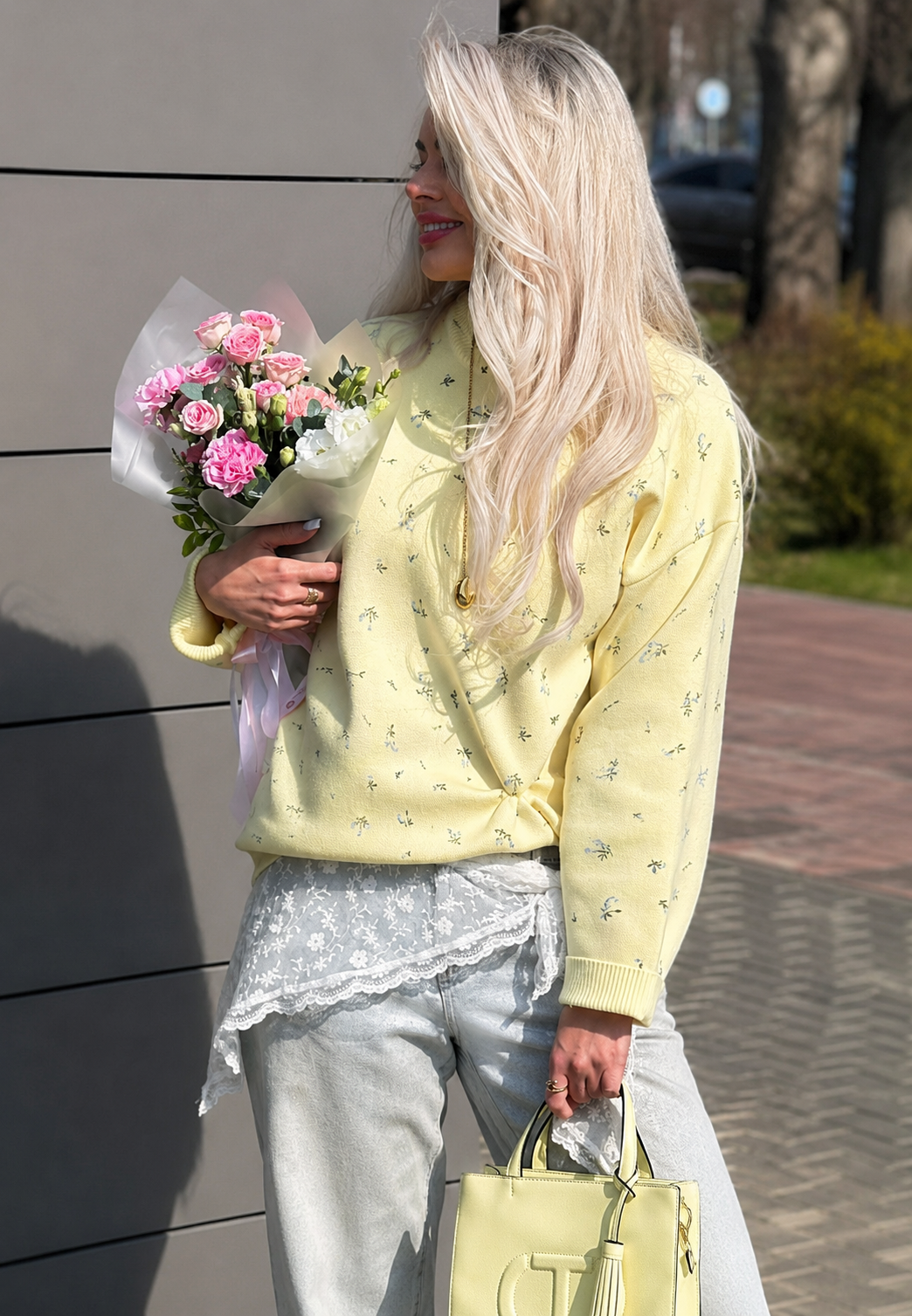 Pull femme oversize fleuri col rond, manches longues. Motif floral tendance pour un look décontracté.