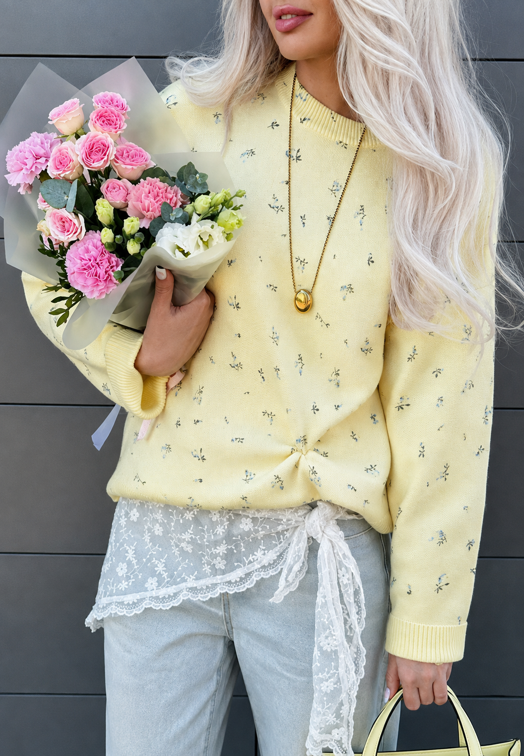 Pull femme oversize avec motif floral vif et moderne. Style décontracté chic, mode femme confortable.