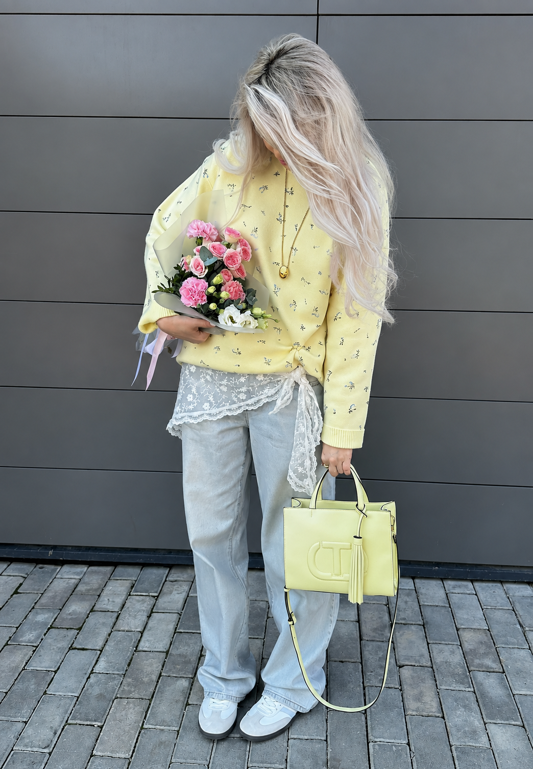 Pull femme oversize fleuri, décontracté et chic. Confort optimal avec son motif floral tendance mode.
