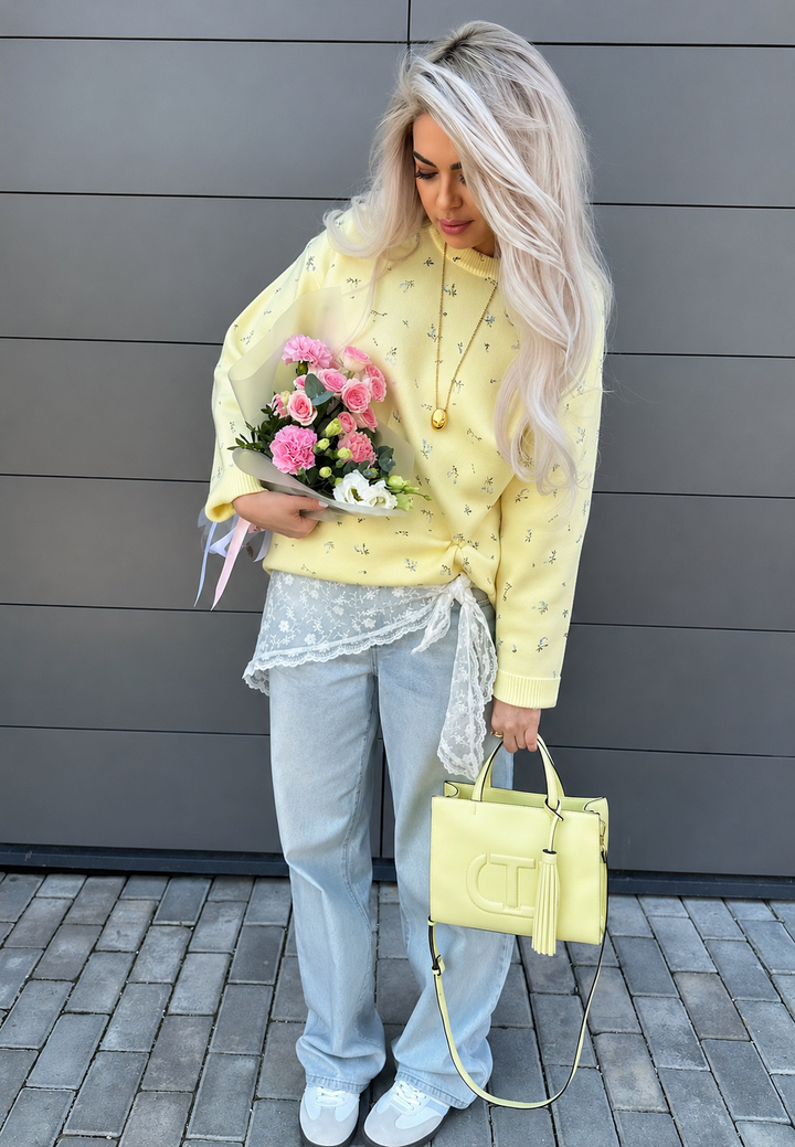 Pull femme oversize fleuri, motif floral élégant. Manches longues et col rond pour un confort maximal.