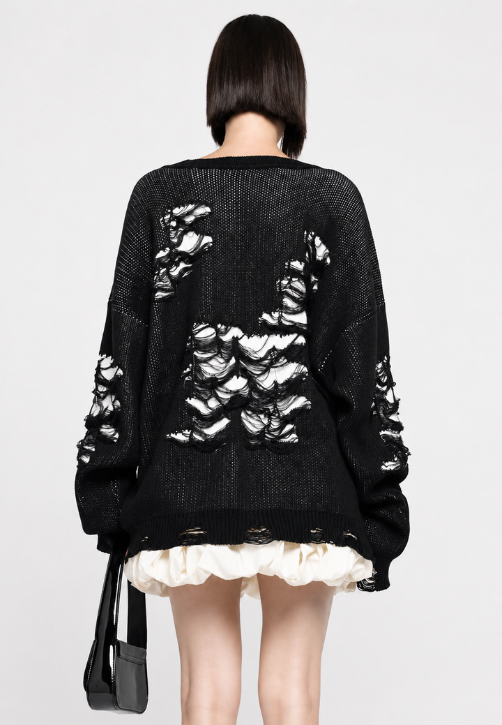 Chandail ample femme en maille ajourée. Détails déchirures stylées, vêtement hiver mode.