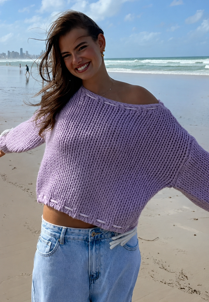 Mode féminine : pull automne-hiver élégant, col bateau et nœuds, un haut chic et confortable.