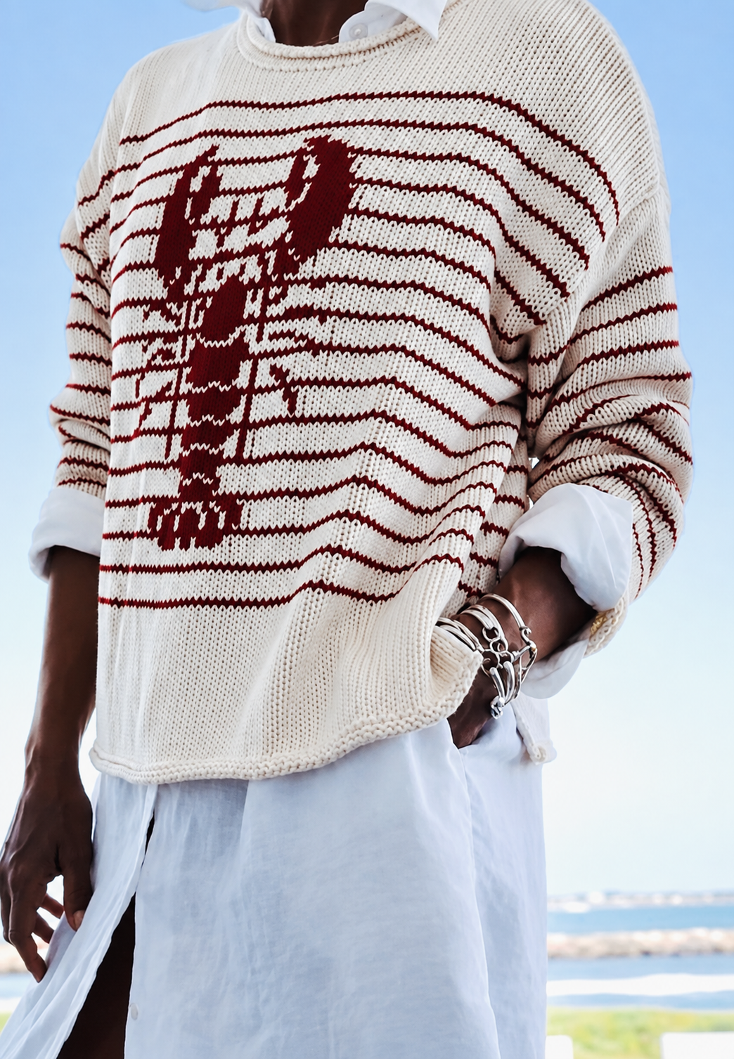 Pull élégant femme en tricot rayé pour l'automne, motif homard, col rond, manches longues. Look décontracté chic.