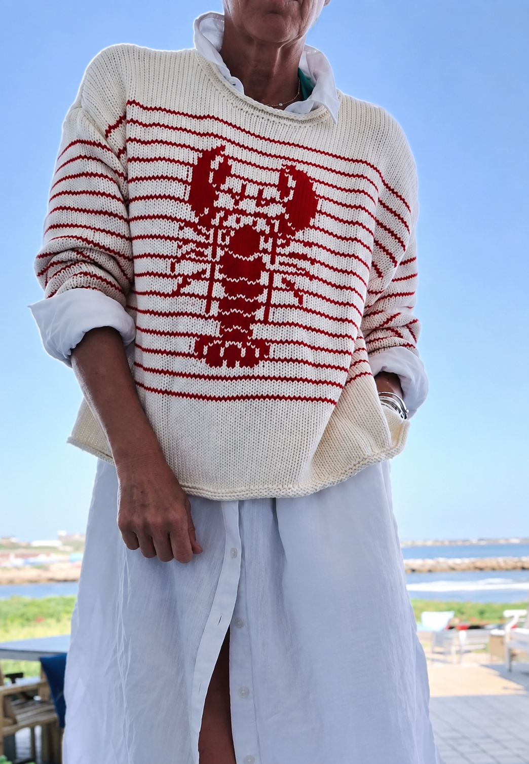 Pull femme rayé bleu et blanc avec motif homard rouge, manches longues et col rond, style marin décontracté.