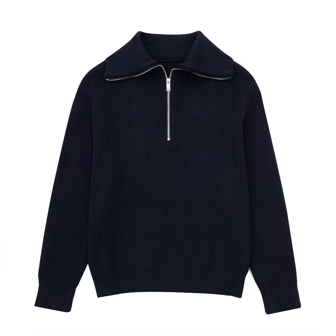 Pull chic femme avec col montant, demi-zip. Vêtement tendance pour l'automne, confortable et stylé.