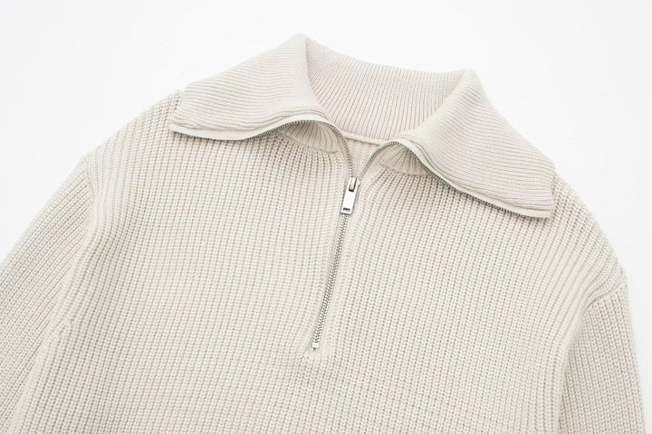 Pull femme avec col montant et demi-zip. Idéal pour un style polyvalent, confortable et élégant en automne.