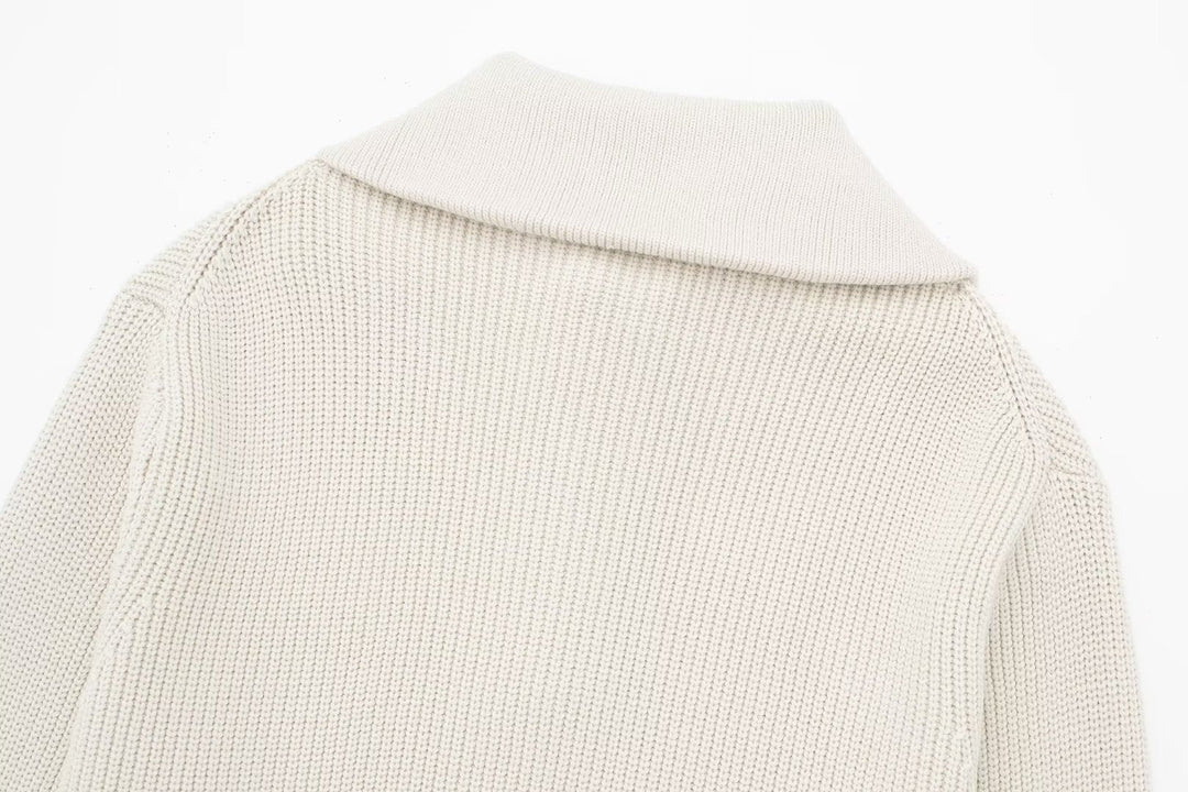 Pull femme col montant, demi-zip. Style chic et décontracté, confortable pour la mode automne féminine.