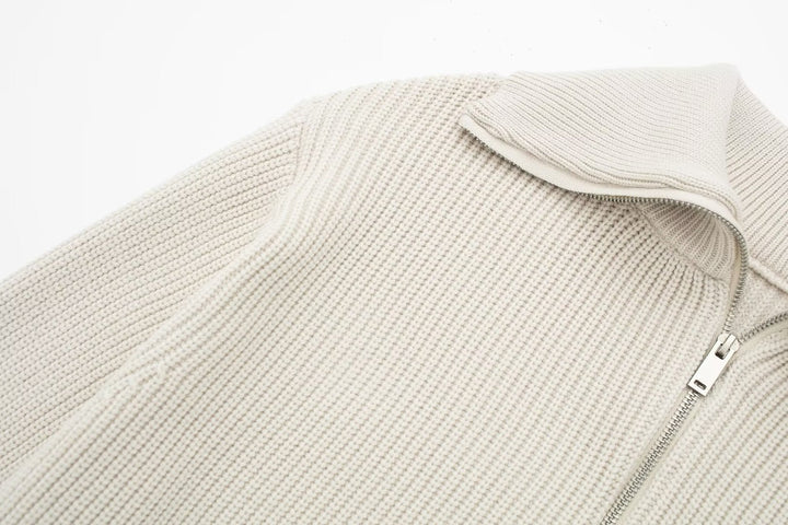 Pull élégant femme avec col montant et demi-zip. Vêtement confortable et polyvalent pour l'automne.