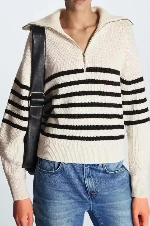 Pull femme doux à col montant, demi-fermeture éclair. Idéal pour un look automne chic et polyvalent.