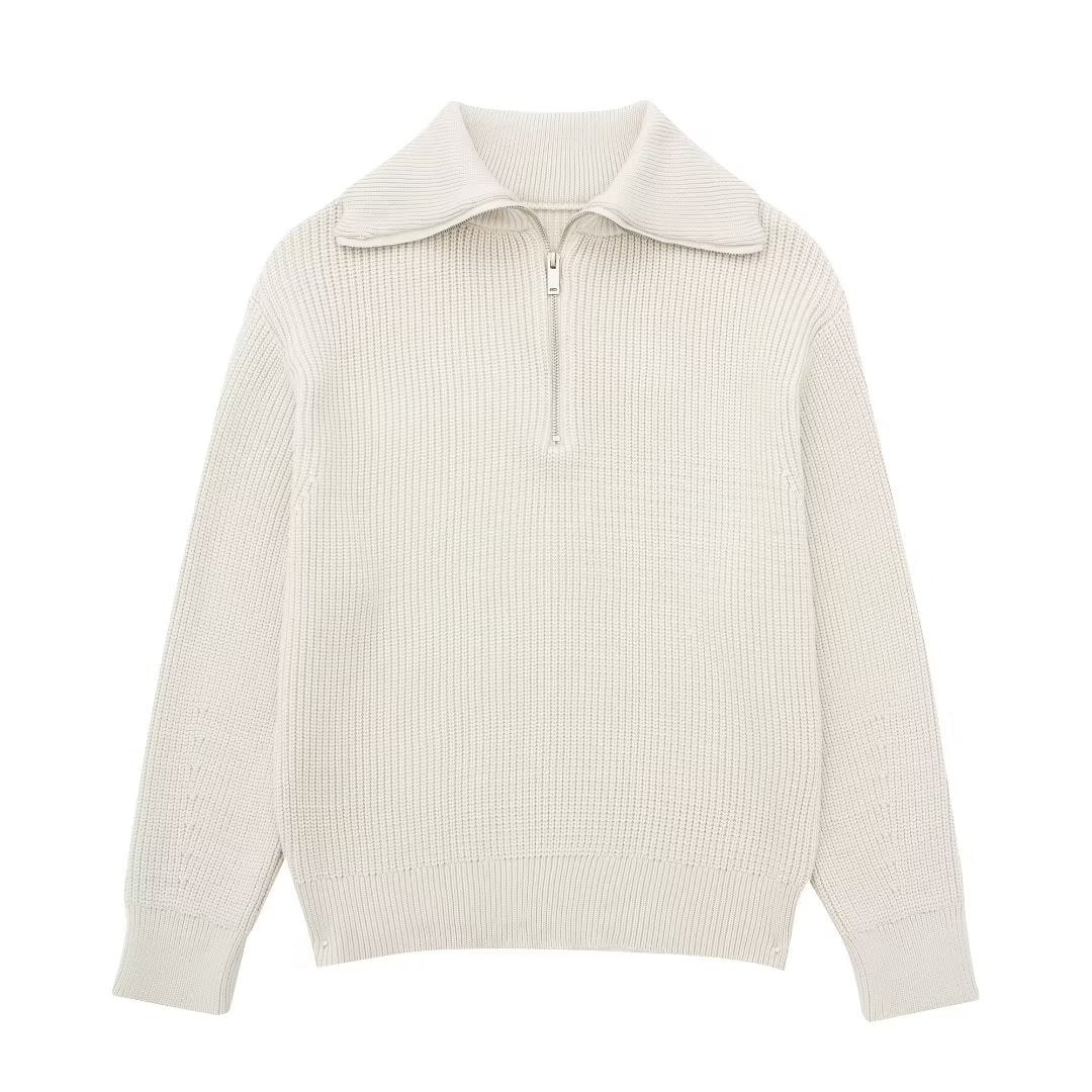 Pull femme moderne à col montant et demi-zip. Look décontracté élégant, vêtement confortable pour l'automne.
