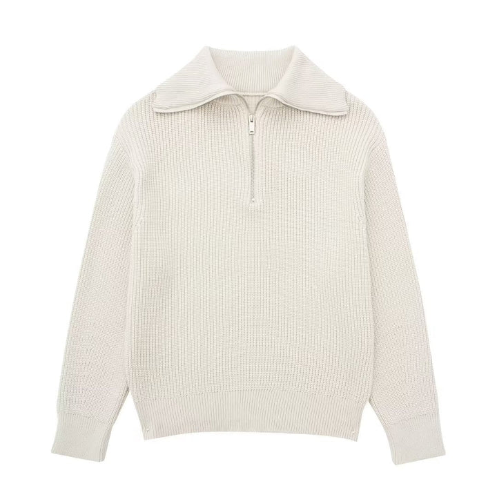 Pull femme moderne à col montant et demi-zip. Look décontracté élégant, vêtement confortable pour l'automne.