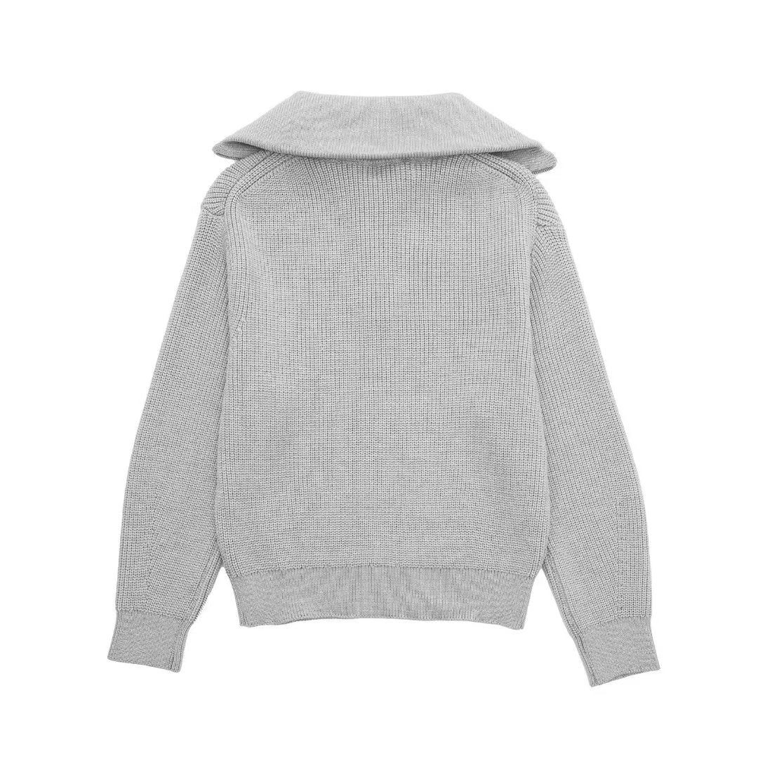 Pull femme rayé à col montant, demi-zip. Vêtement mode automne, confortable et élégant pour femme.