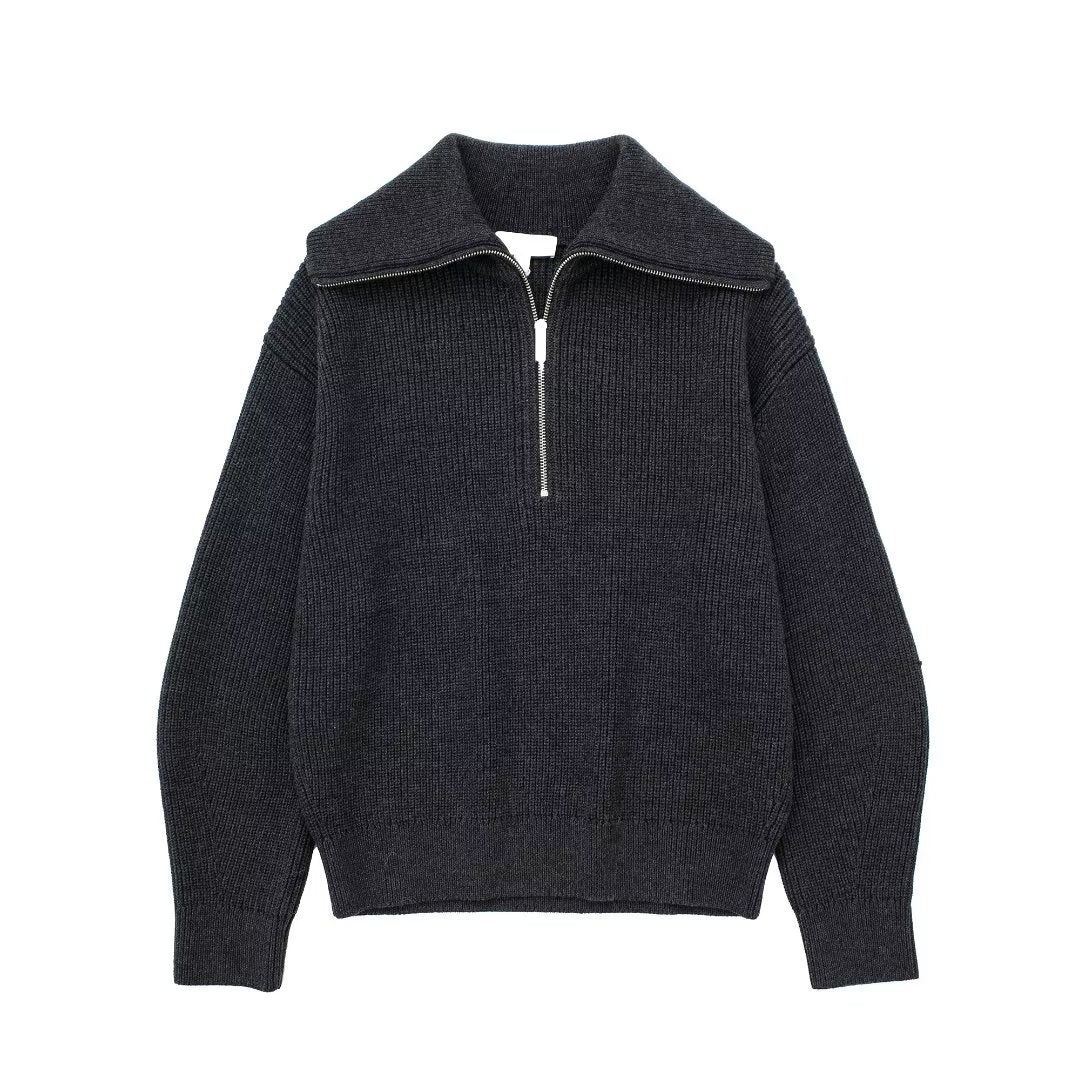 Pull mode femme, col montant avec demi-zip. Un indispensable confortable et polyvalent pour l'automne.