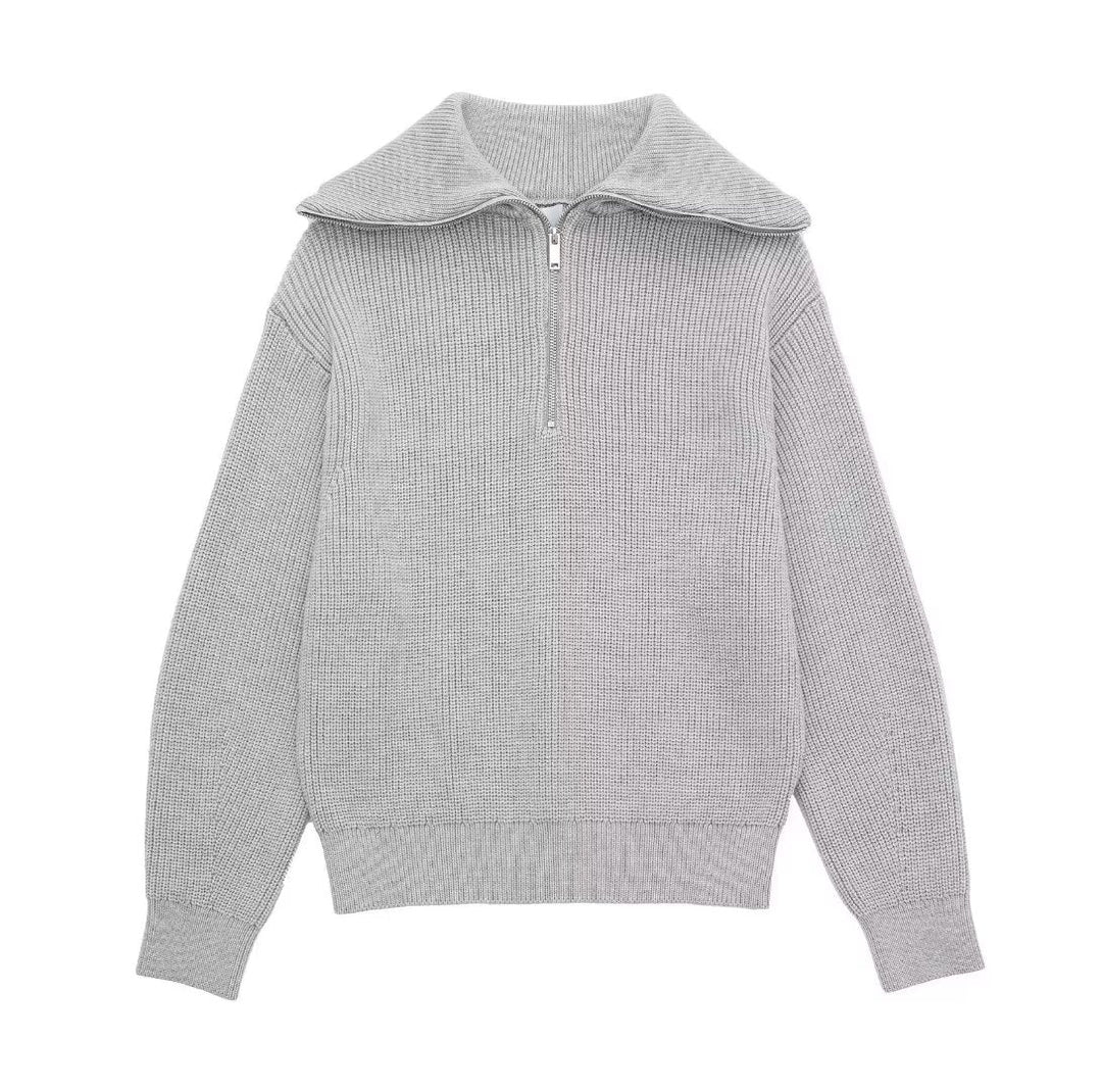 Pull femme moderne à demi-zip. Col montant élégant, parfait pour un style décontracté ou chic en automne.