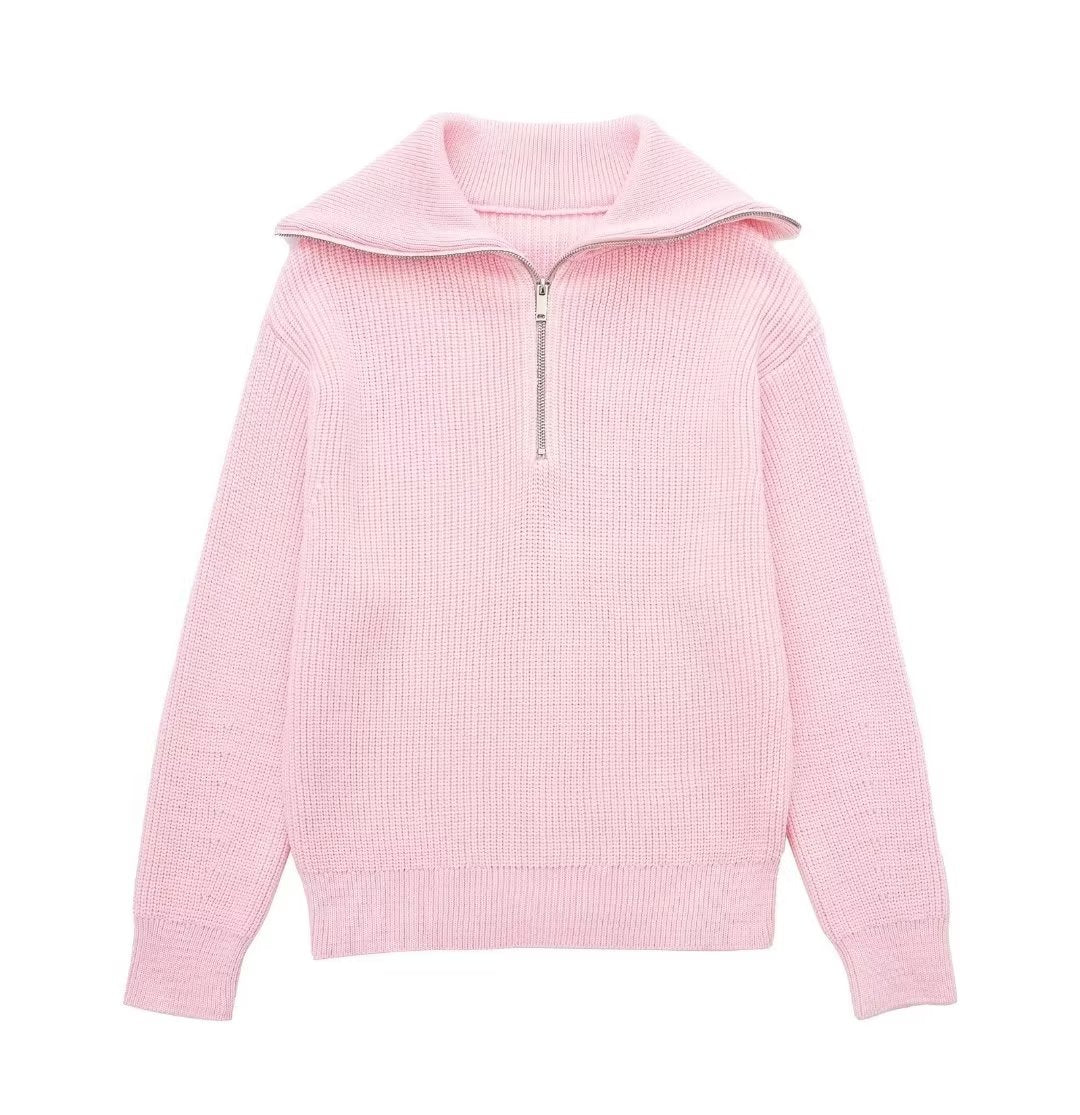Pull femme polyvalent avec col montant et demi-zip. Style élégant et confortable, idéal pour la mode automne.