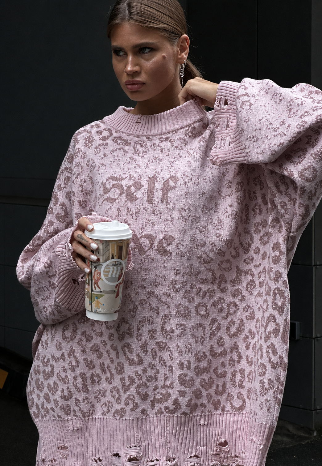 Confortable pull chic femme, coupe oversize, design graphique et finitions déchirées.
