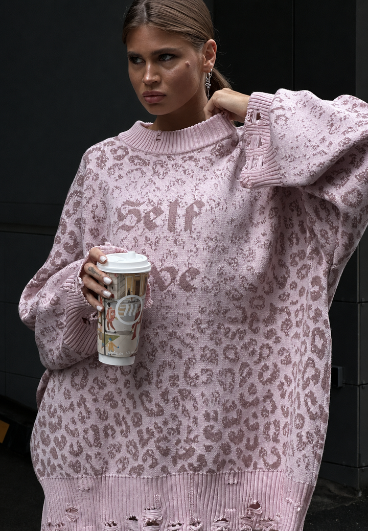Confortable pull chic femme, coupe oversize, design graphique et finitions déchirées.
