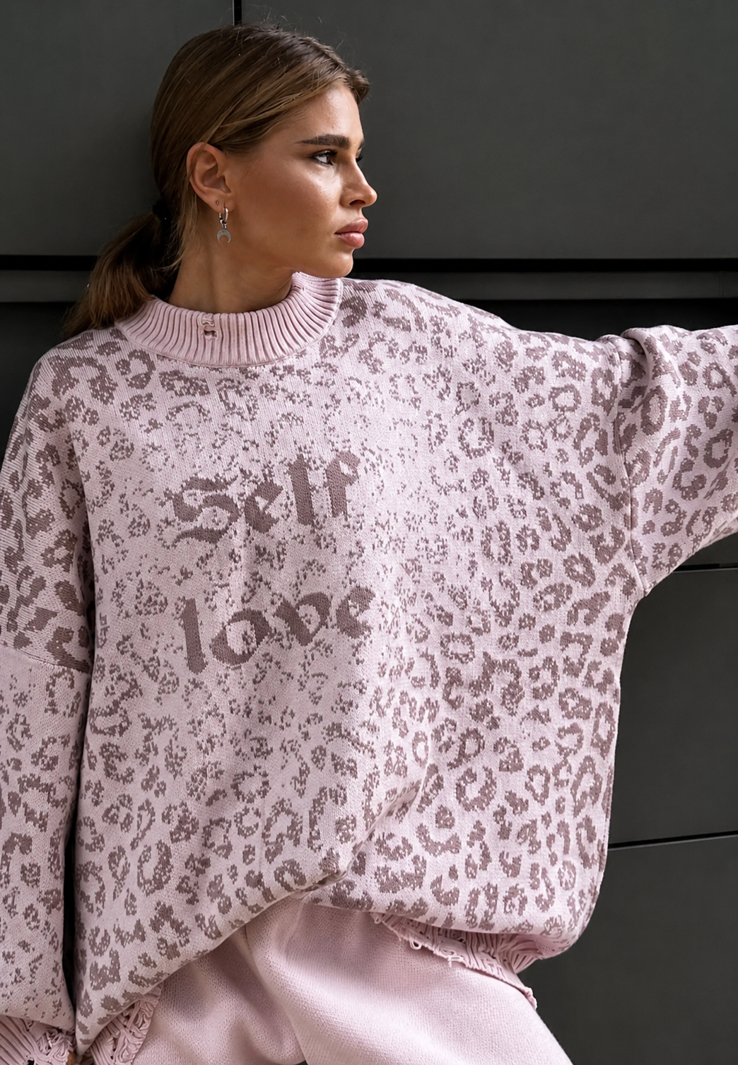 Pull oversize femme graphique et déchiré, style chic et décontracté, idéal automne.