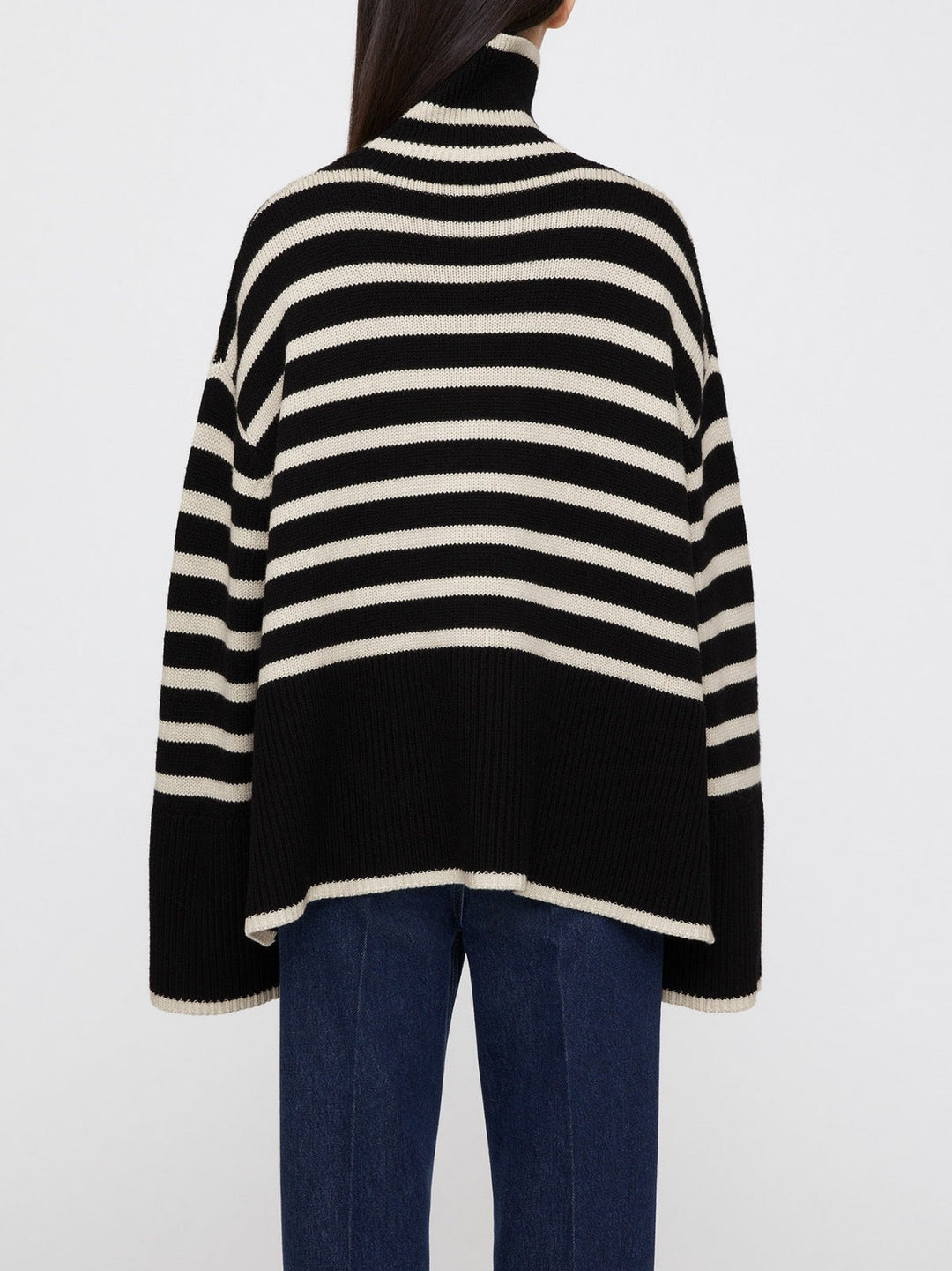 Élégant pull oversize femme rayé, col roulé et manches amples. Look décontracté chic. Mode féminine.
