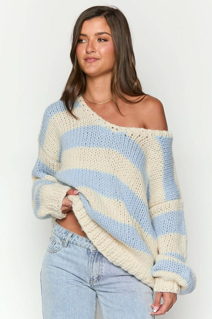 Pull oversize femme chic à rayures, épaules dénudées, parfait pour l'automne et l'hiver.