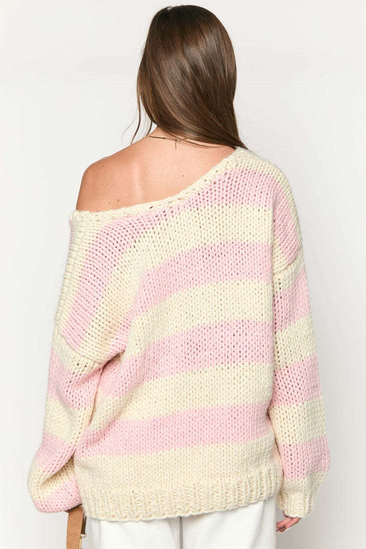 Look décontracté chic : pull femme à rayures, oversize et épaules dénudées. Idéal pour les saisons froides.