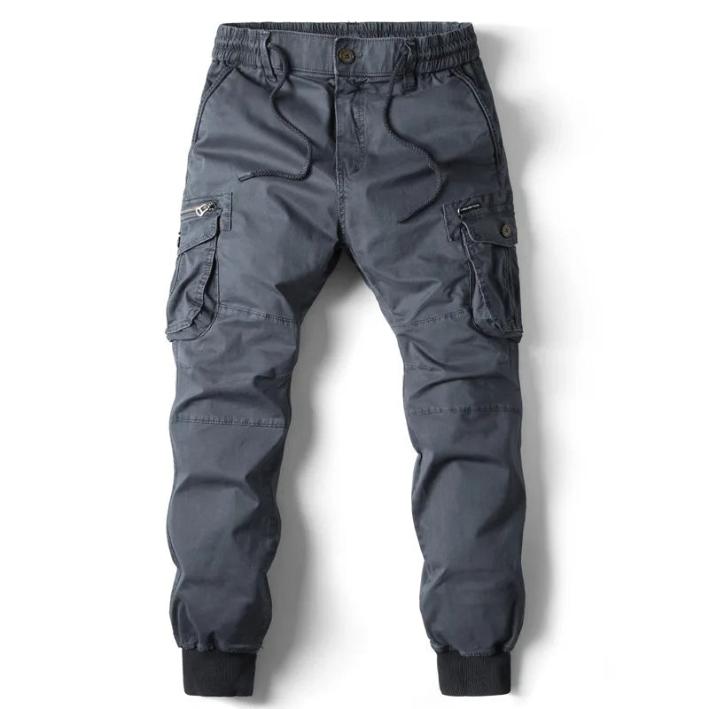 Homme portant un jogger cargo moderne, idéal pour un look urbain décontracté et actif.