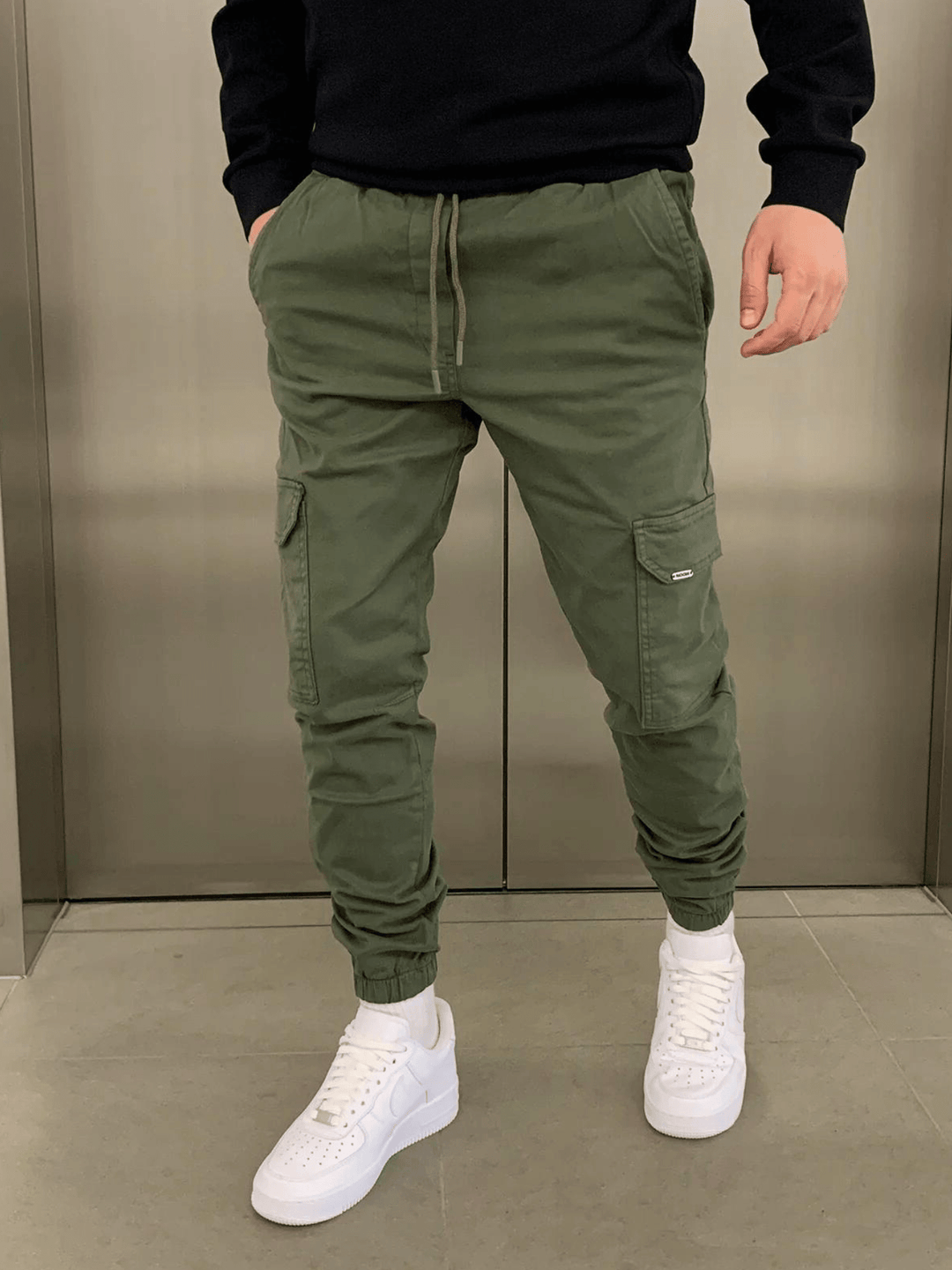 Pantalon jogger cargo homme plié, couleur unie, prêt à compléter une garde-robe urbaine.
