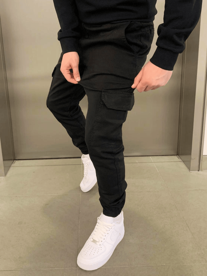 Homme portant un pantalon jogger cargo en mouvement, idéal pour activités urbaines et confort.